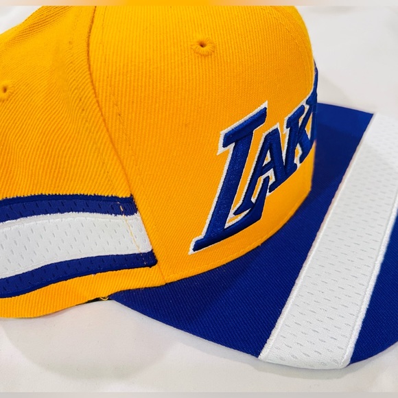 Exclusive Mitchell & Ness Los Angeles Lakers Yellow & purple Snapback Mesh Lines - Picture 2 of 3